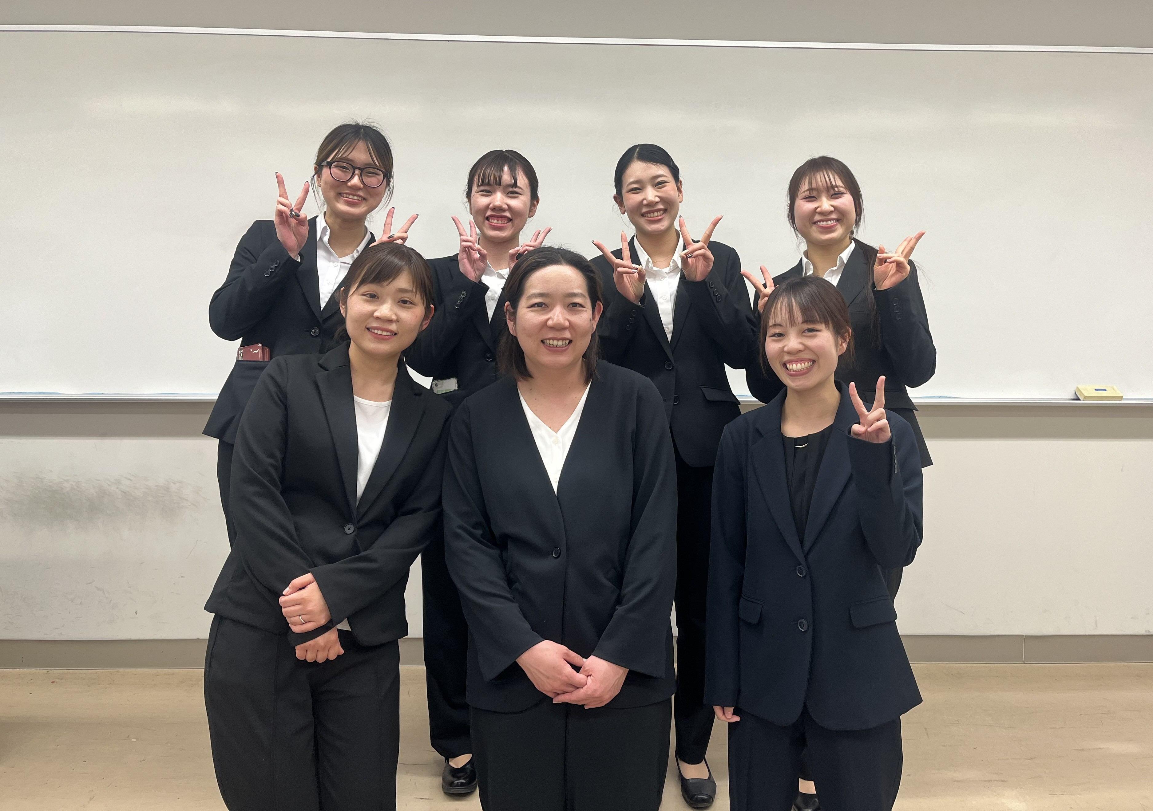 発表を終えた修了者7名の様子