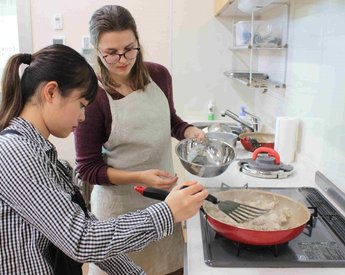 料理する留学生たち