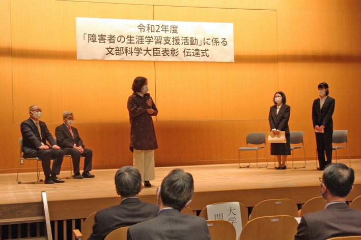 NPO法人障害者の就労と余暇を考える会メロディーの方からお祝いの言葉をいただいている様子