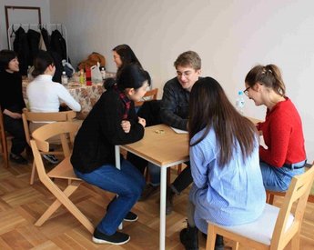 テーブルで談笑する留学生たち