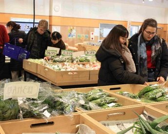 買い出しする留学生たち