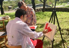 ボランティアサークルHarmonyが定例活動（油絵制作）を行っている様子。