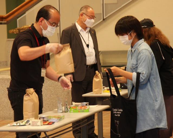 食糧支援の様子