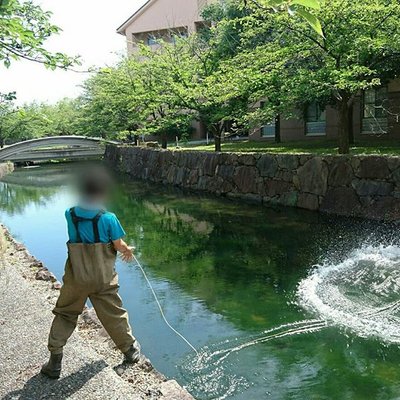 胴長を着ている学生
