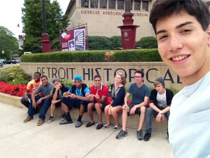 「寮の友達と（左から3人目が本人）」